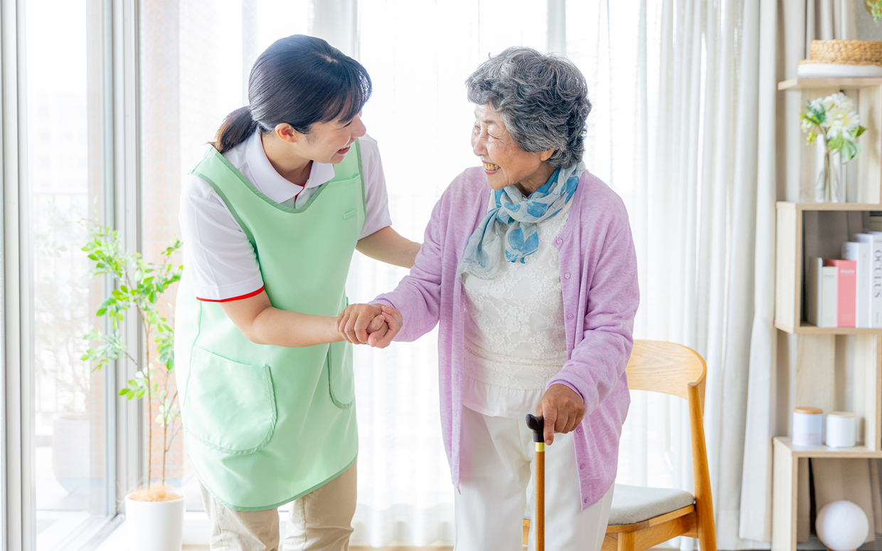 歩行の介助をしている様子