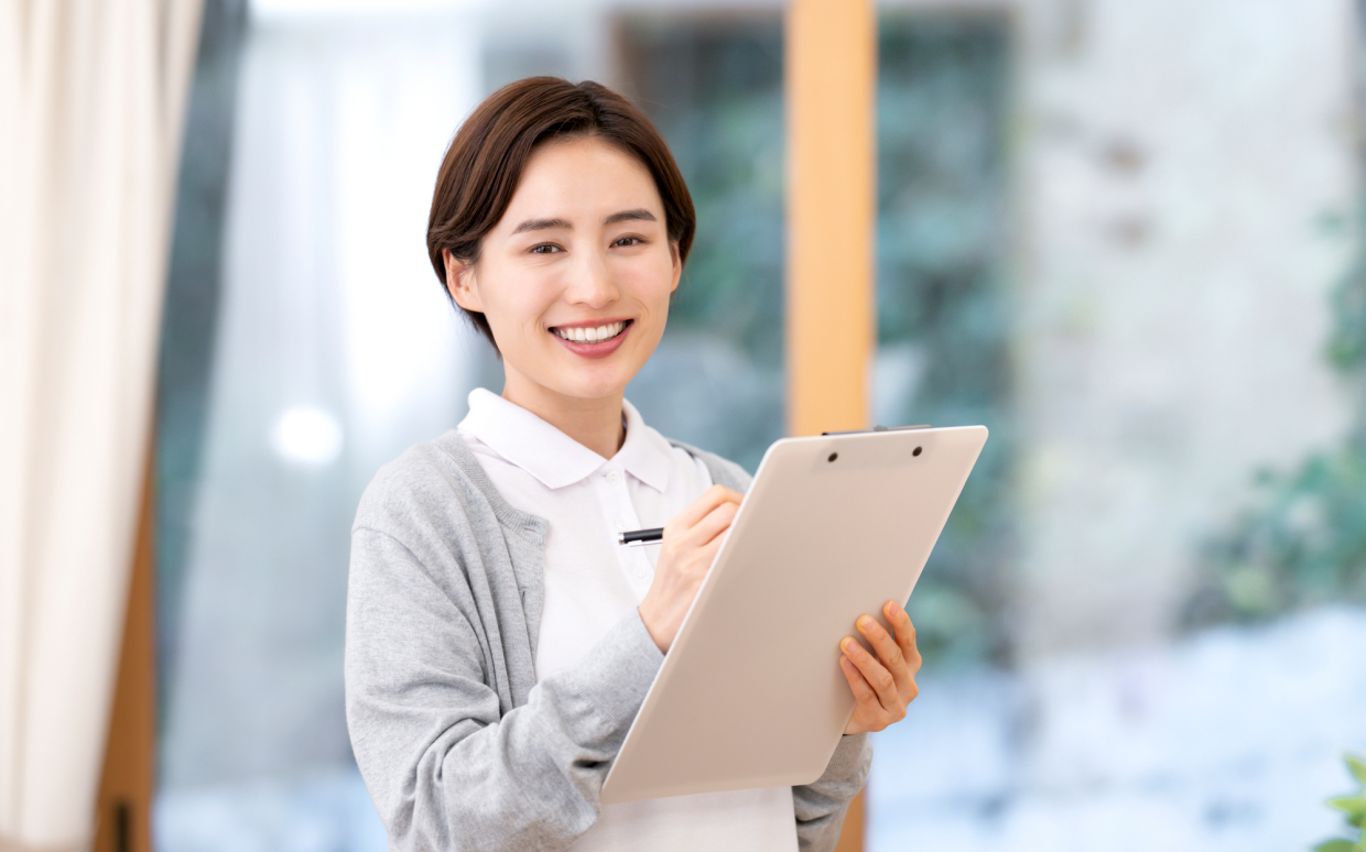 メモを取っている女性