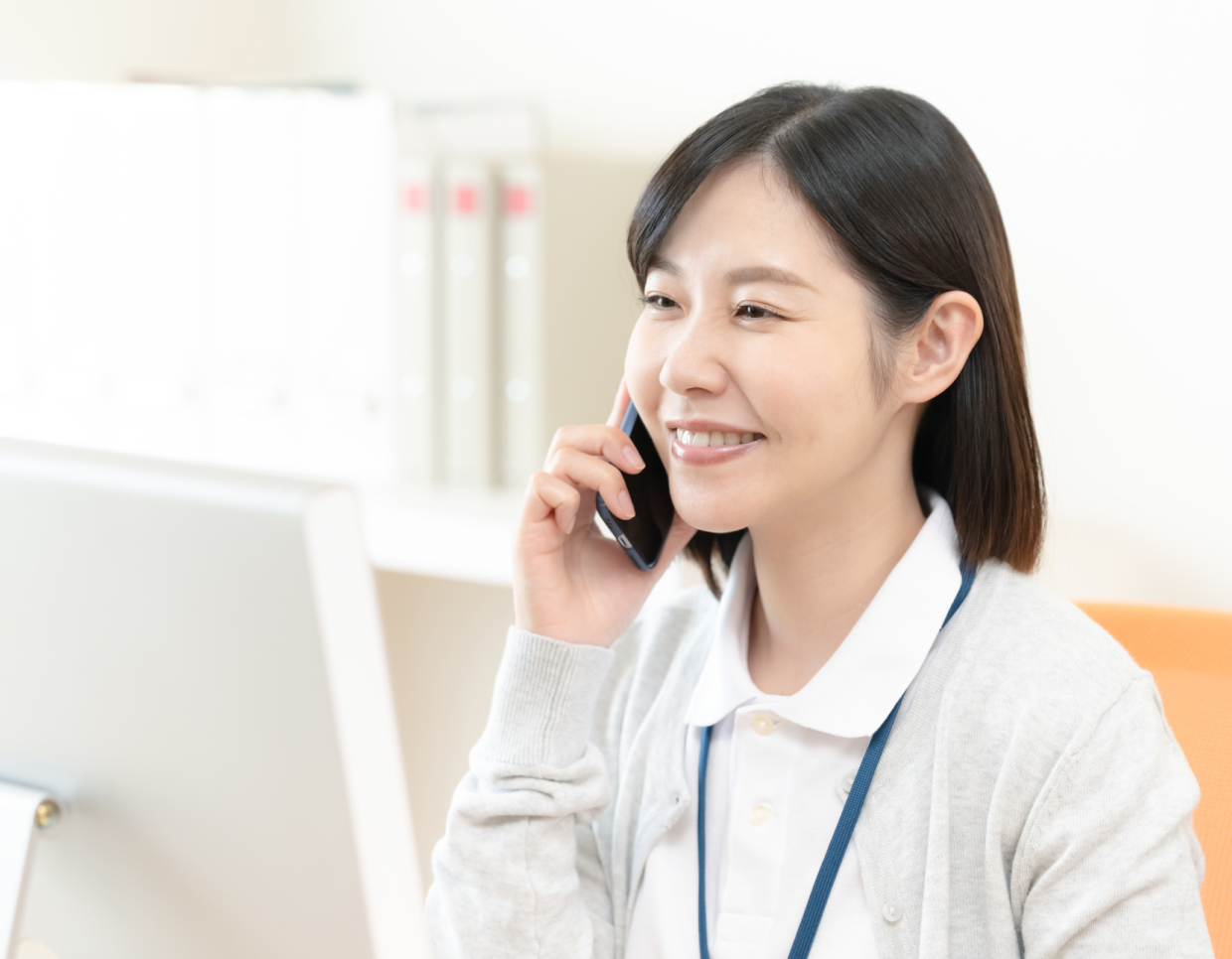 電話をしている女性